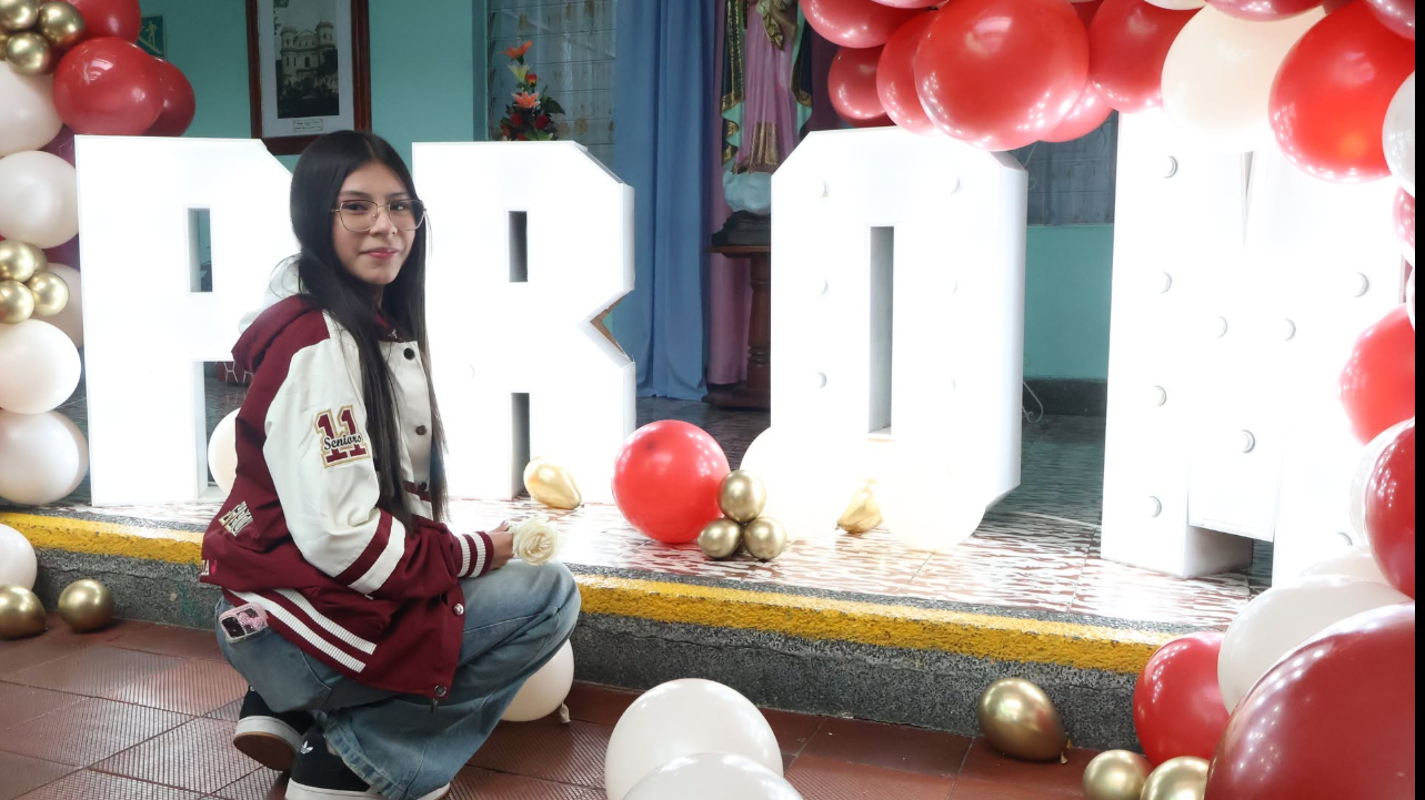 Letras luminosas PROM y celebración
