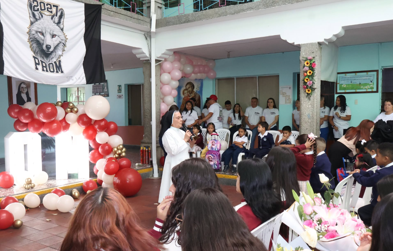Nuestra Rectora encomienda este año lectivo a Dios