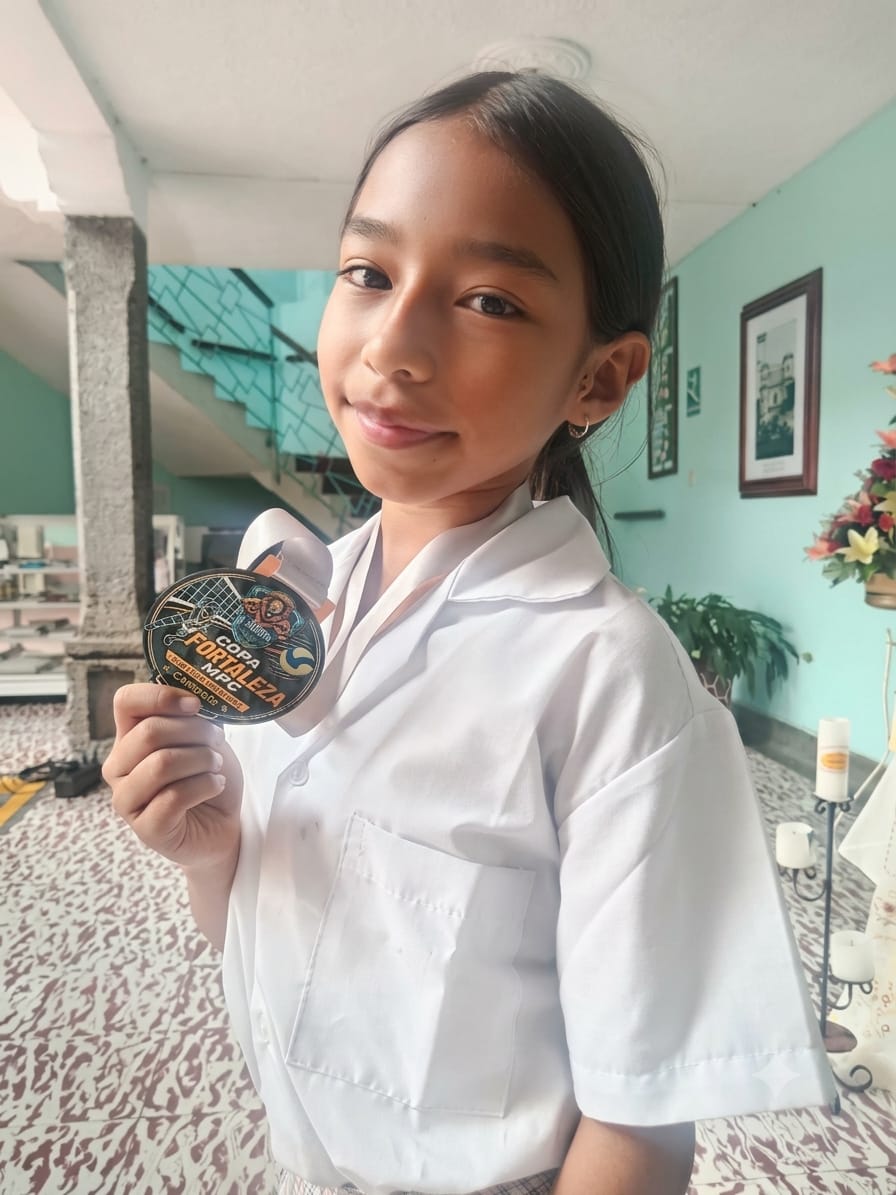 Estudiante con medalla de campeona