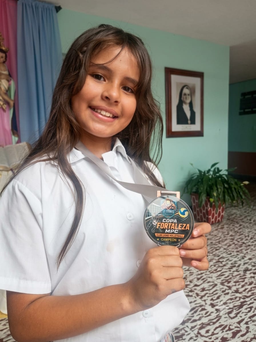 Estudiante campeona con medalla de oro